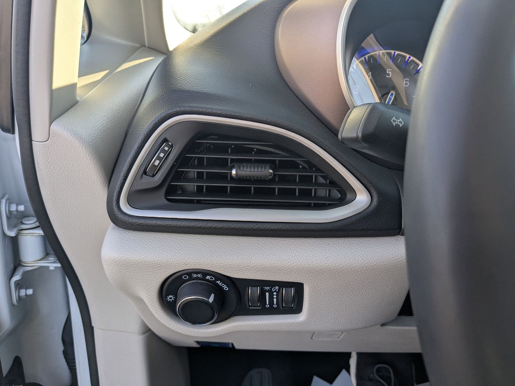 2023 Chrysler Voyager LX