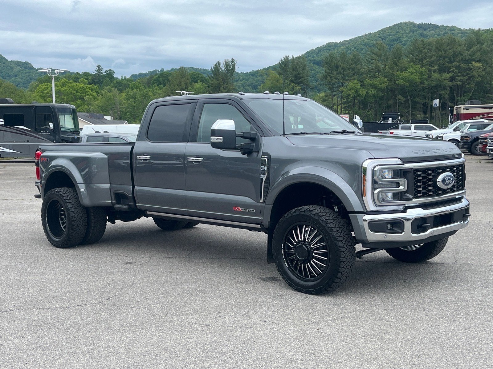 2025 Ford Super Duty F-450 DRW Lariat DRW