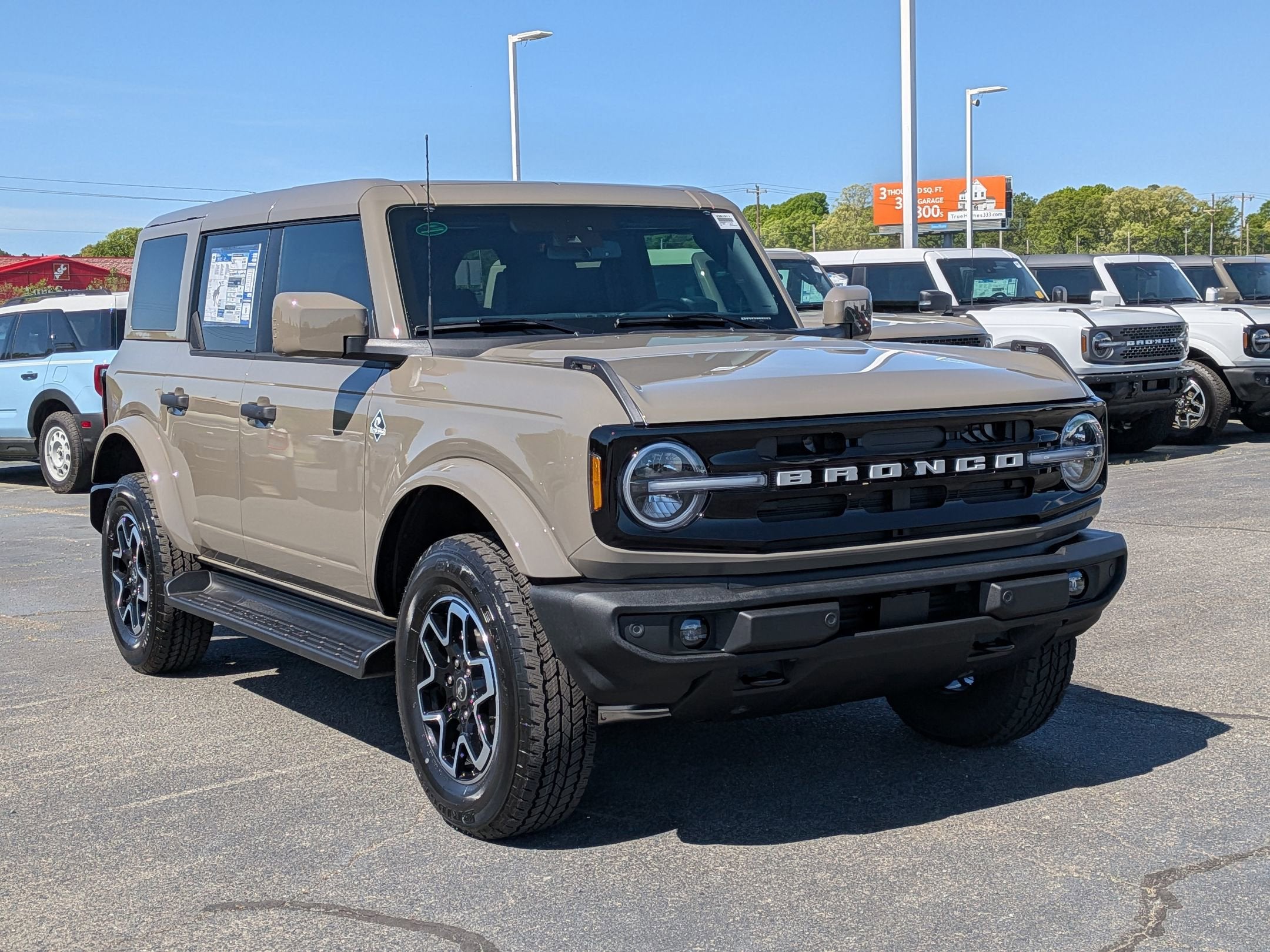 2026 Ford Bronco Outer Banks Custom Wheels / Lift