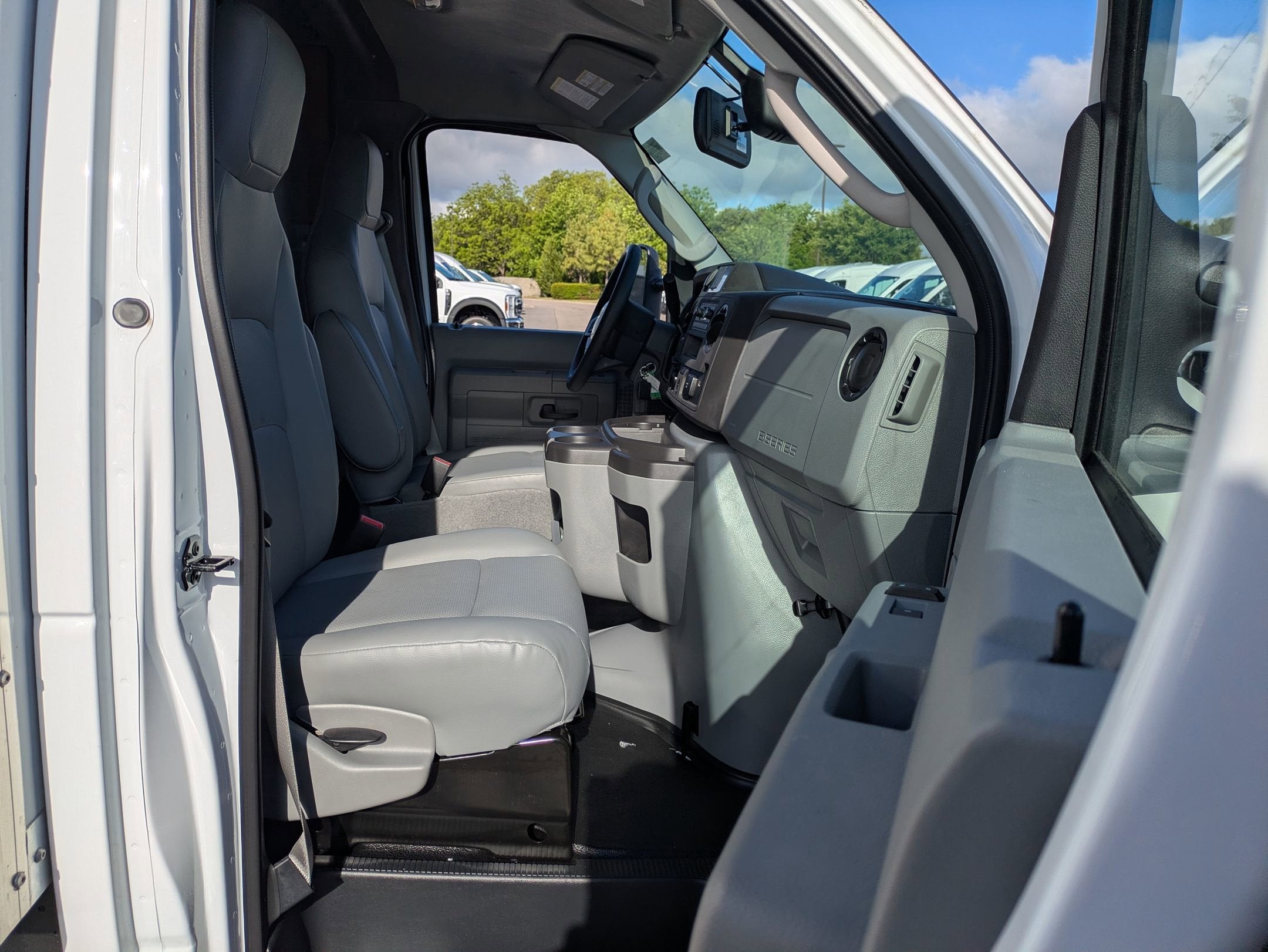 2027 Ford E-Series Cutaway Base