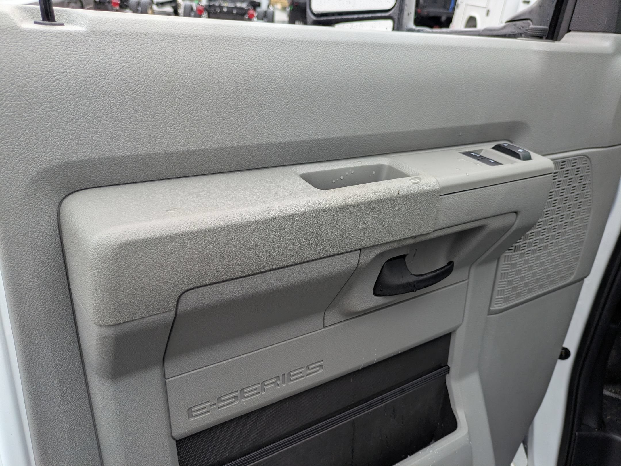 2027 Ford E-Series Cutaway Base