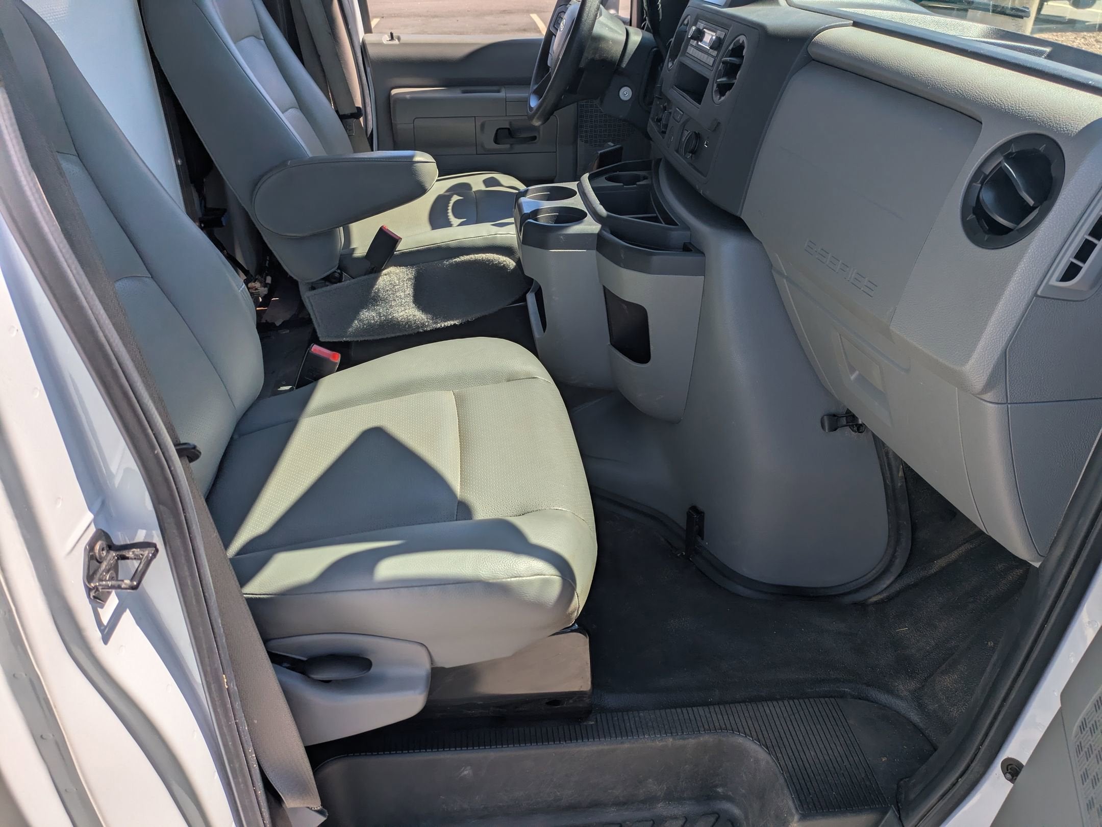 2024 Ford E-Series Cutaway Base