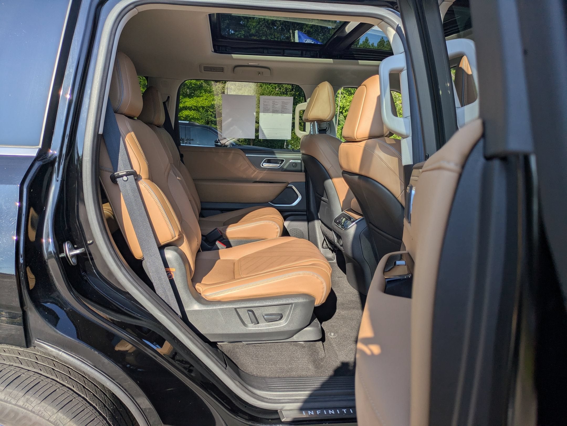 2025 INFINITI QX80 LUXE